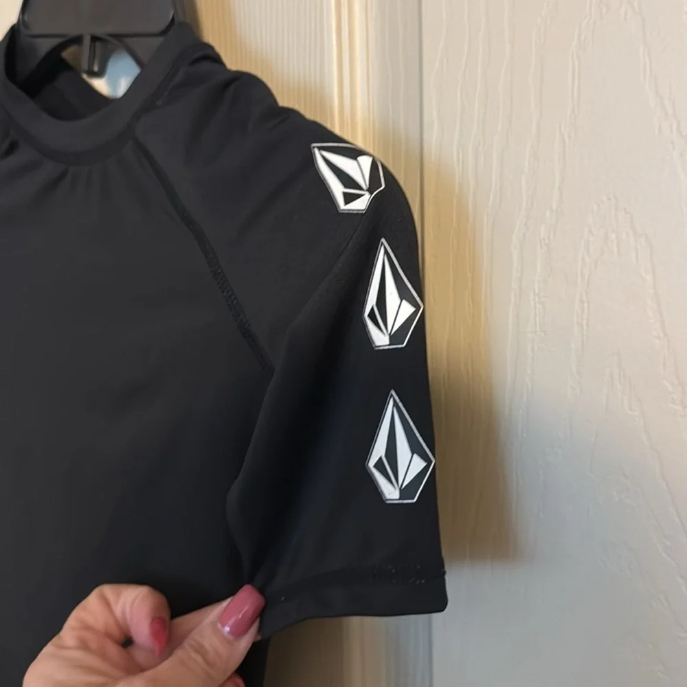 Volcom black 4T dry fit tee